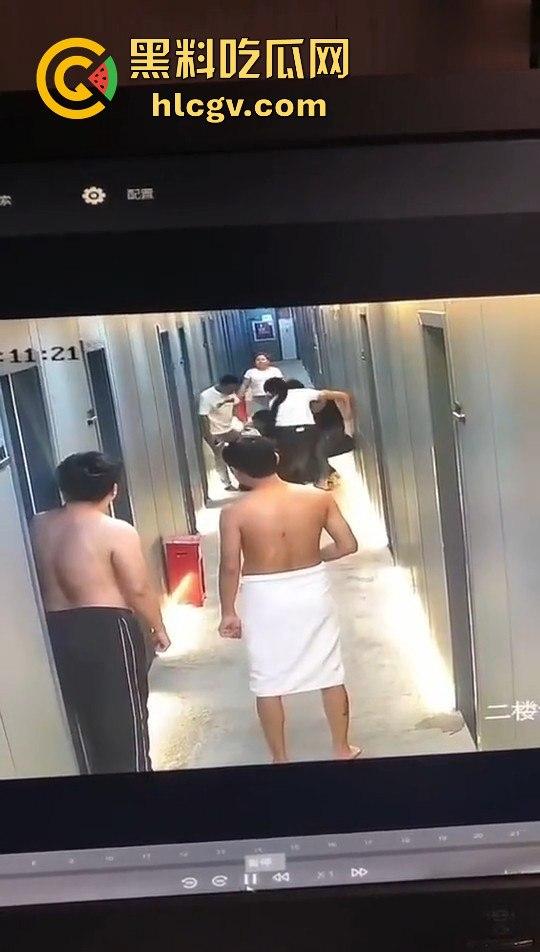 瓜友监控投稿:酒店内男子犯贱挑衅,一打四差点上演血案,好老婆及时拦下化解危机!