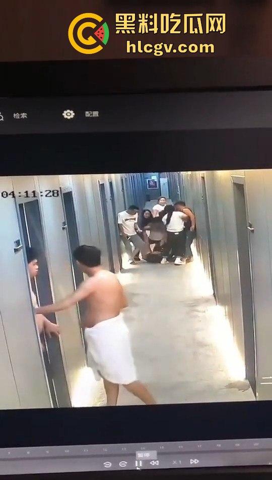 瓜友监控投稿:酒店内男子犯贱挑衅,一打四差点上演血案,好老婆及时拦下化解危机!