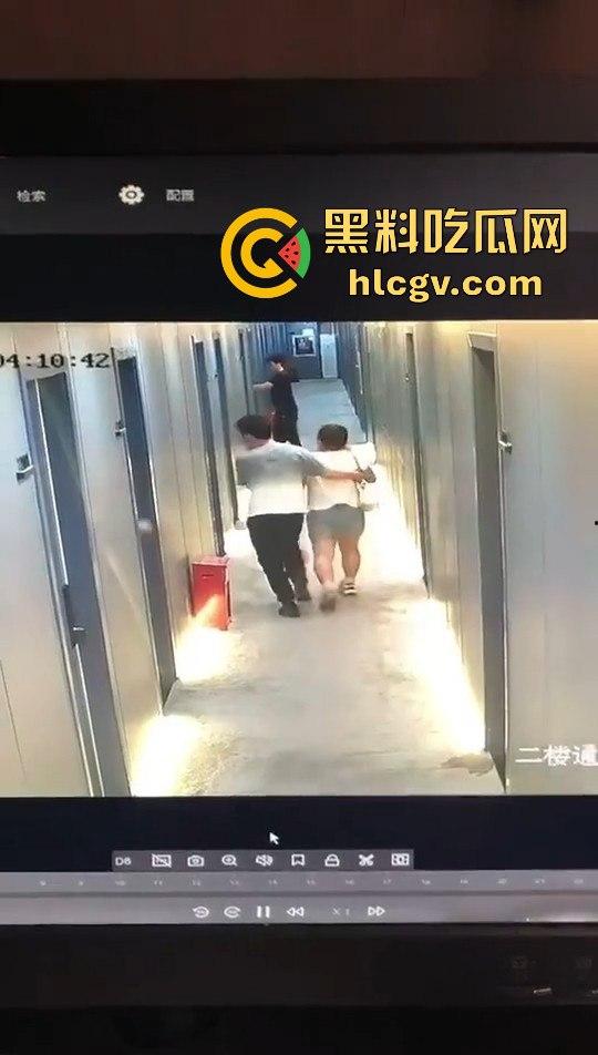 瓜友监控投稿:酒店内男子犯贱挑衅,一打四差点上演血案,好老婆及时拦下化解危机!