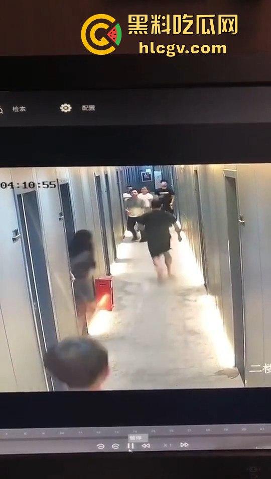瓜友监控投稿:酒店内男子犯贱挑衅,一打四差点上演血案,好老婆及时拦下化解危机!