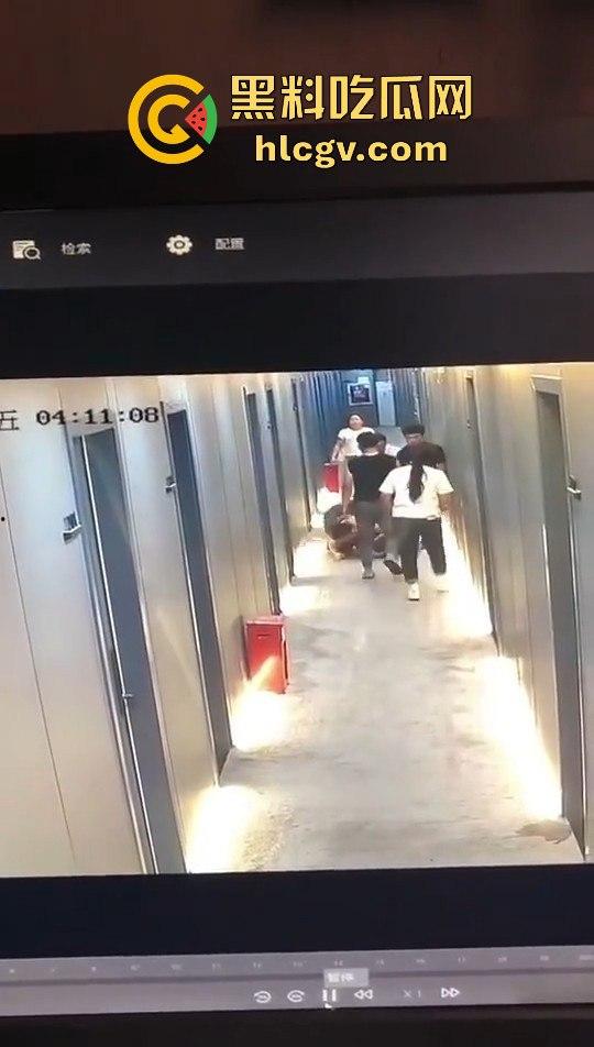 瓜友监控投稿:酒店内男子犯贱挑衅,一打四差点上演血案,好老婆及时拦下化解危机!