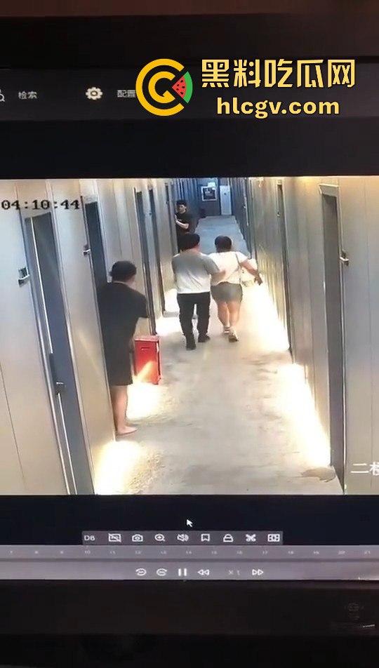 瓜友监控投稿:酒店内男子犯贱挑衅,一打四差点上演血案,好老婆及时拦下化解危机!