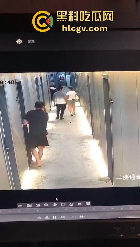 瓜友监控投稿:酒店内男子犯贱挑衅,一打四差点上演血案,好老婆及时拦下化解危机!