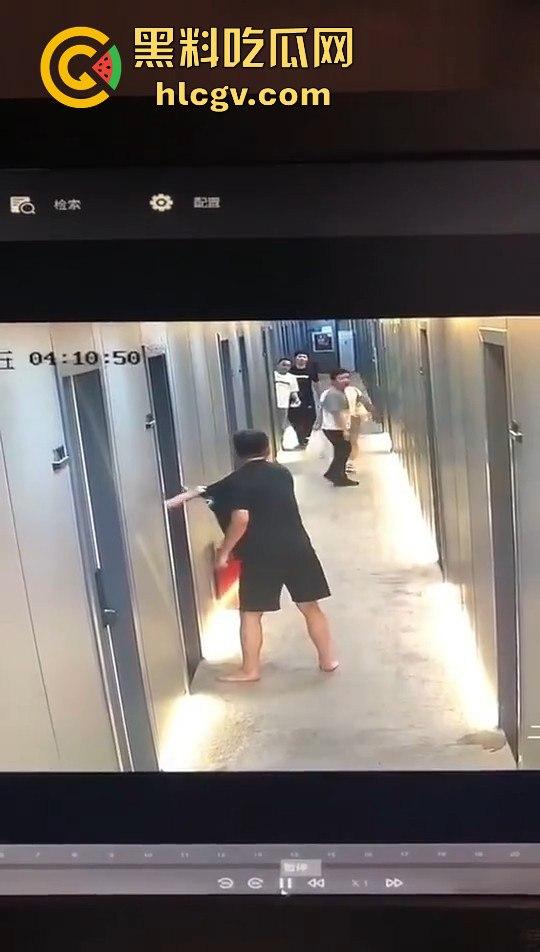 瓜友监控投稿:酒店内男子犯贱挑衅,一打四差点上演血案,好老婆及时拦下化解危机!