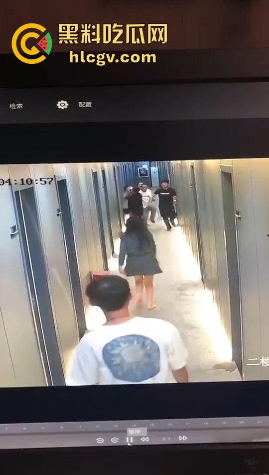 瓜友监控投稿:酒店内男子犯贱挑衅,一打四差点上演血案,好老婆及时拦下化解危机!