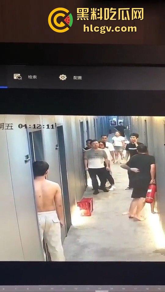瓜友监控投稿:酒店内男子犯贱挑衅,一打四差点上演血案,好老婆及时拦下化解危机!