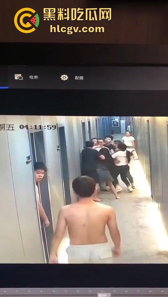 瓜友监控投稿:酒店内男子犯贱挑衅,一打四差点上演血案,好老婆及时拦下化解危机!