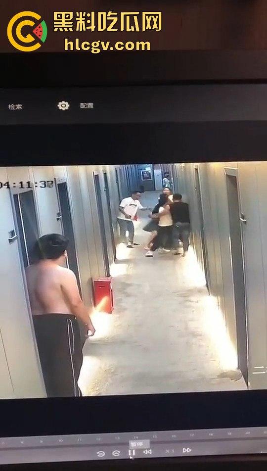 瓜友监控投稿:酒店内男子犯贱挑衅,一打四差点上演血案,好老婆及时拦下化解危机!