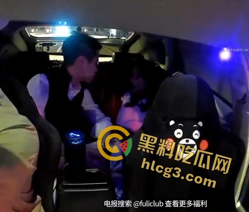 出租车后座福利大赏!情人节去酒店路上,司机淡定接客,吃鸡抠逼漏奶的刺激画面让人目瞪口呆!