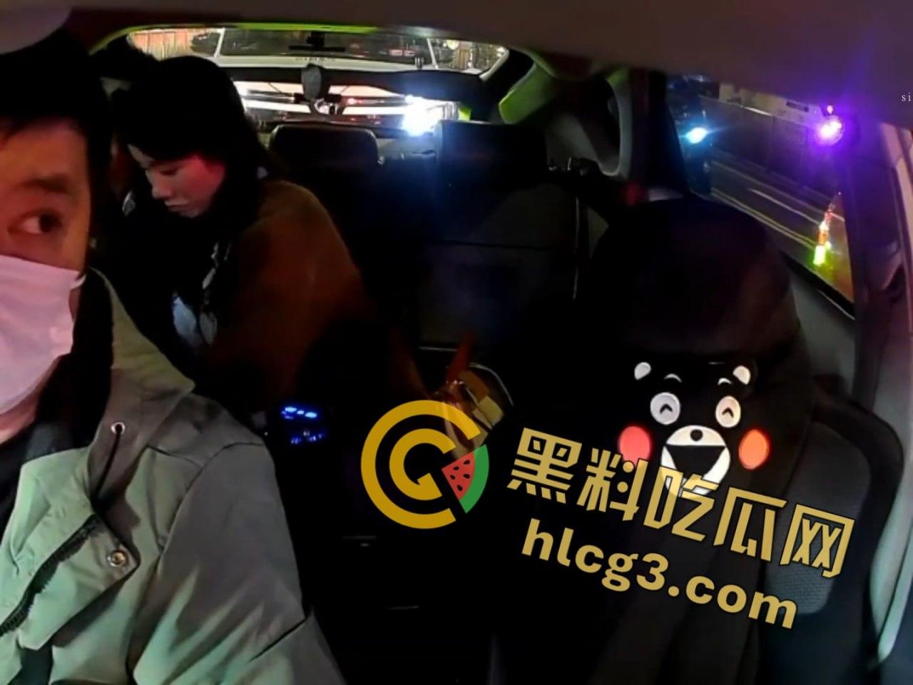 出租车后座福利大赏!情人节去酒店路上,司机淡定接客,吃鸡抠逼漏奶的刺激画面让人目瞪口呆!