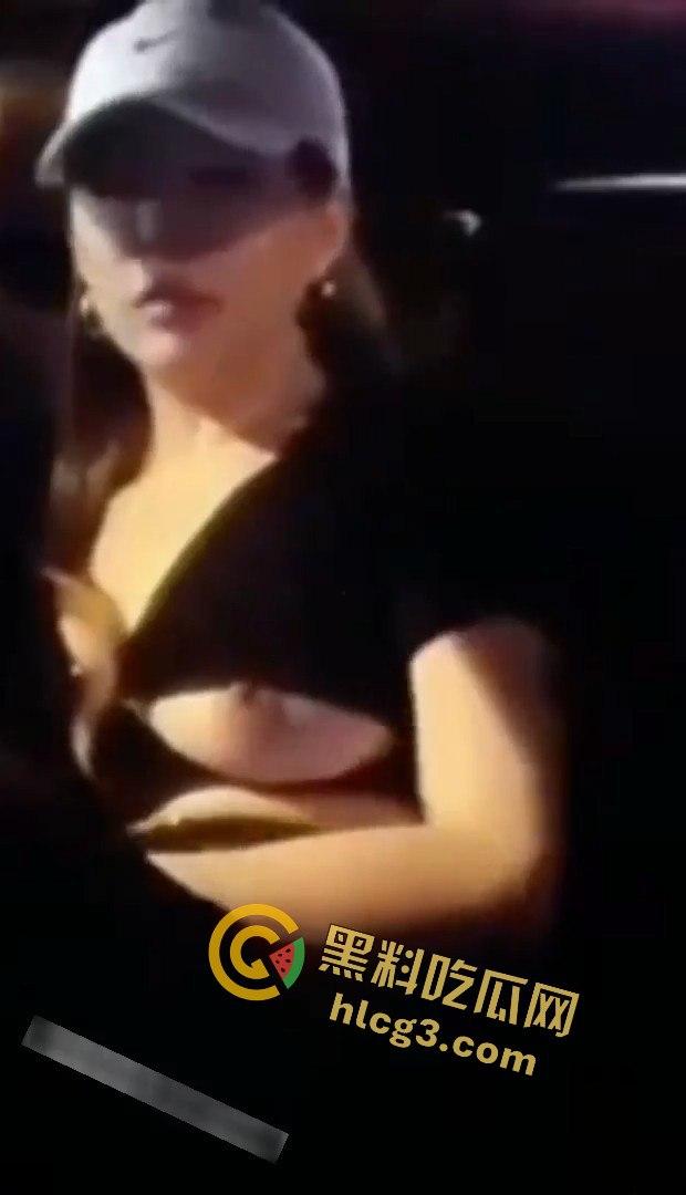 出租车后座福利大赏!情人节去酒店路上,司机淡定接客,吃鸡抠逼漏奶的刺激画面让人目瞪口呆!