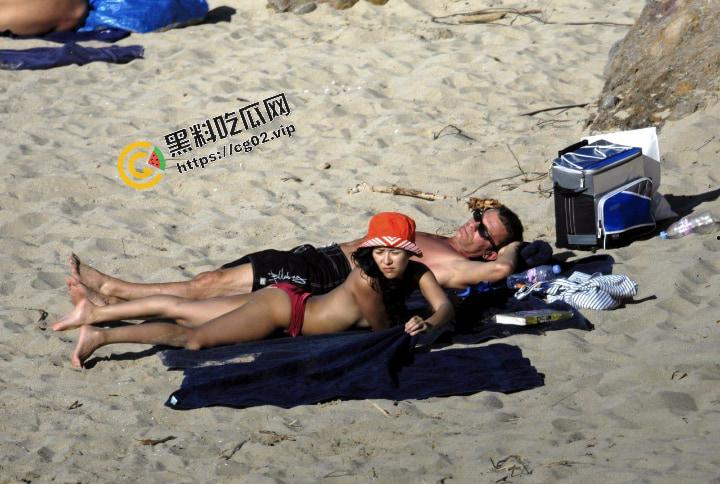 章子怡汪峰 宣布离婚 回顾下章子怡经典事件 沙滩裸晒被老外男友不停抠逼 和 影视激情床戏合集