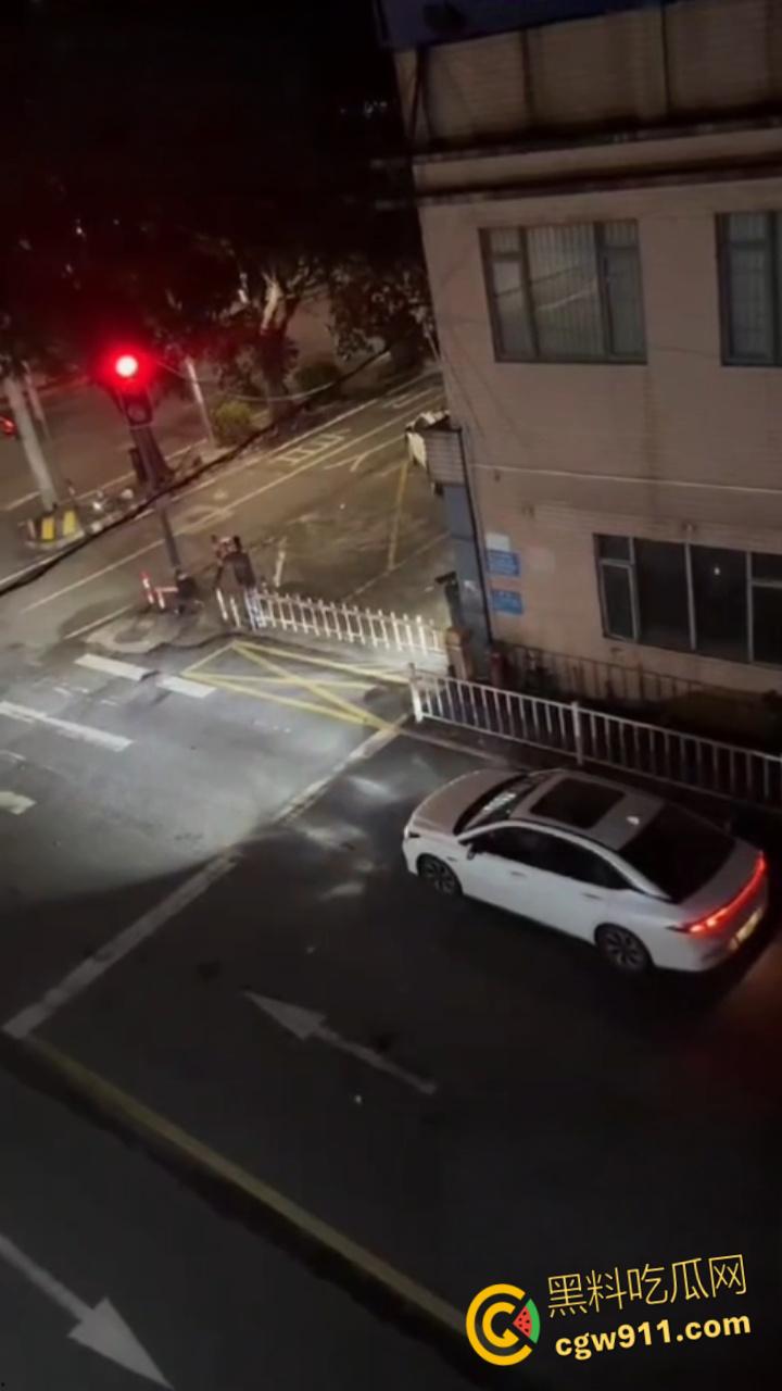 广东河池醉汉酒后失控,成年男子管不住自己酒瘾,深夜街头大打出手大砸车辆,鲜血流淌不仅扰民还伤己 !