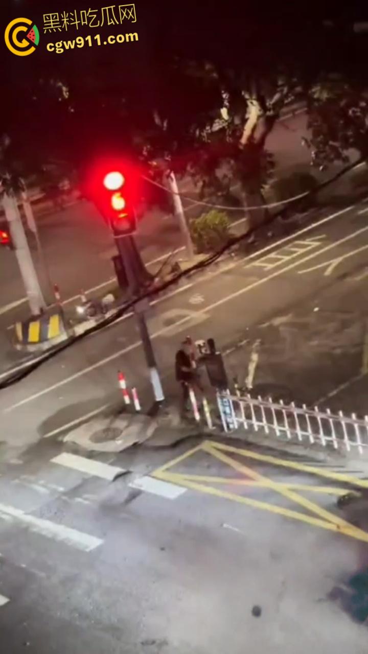 广东河池醉汉酒后失控,成年男子管不住自己酒瘾,深夜街头大打出手大砸车辆,鲜血流淌不仅扰民还伤己 !