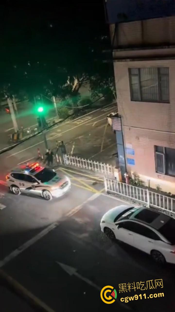 广东河池醉汉酒后失控,成年男子管不住自己酒瘾,深夜街头大打出手大砸车辆,鲜血流淌不仅扰民还伤己 !