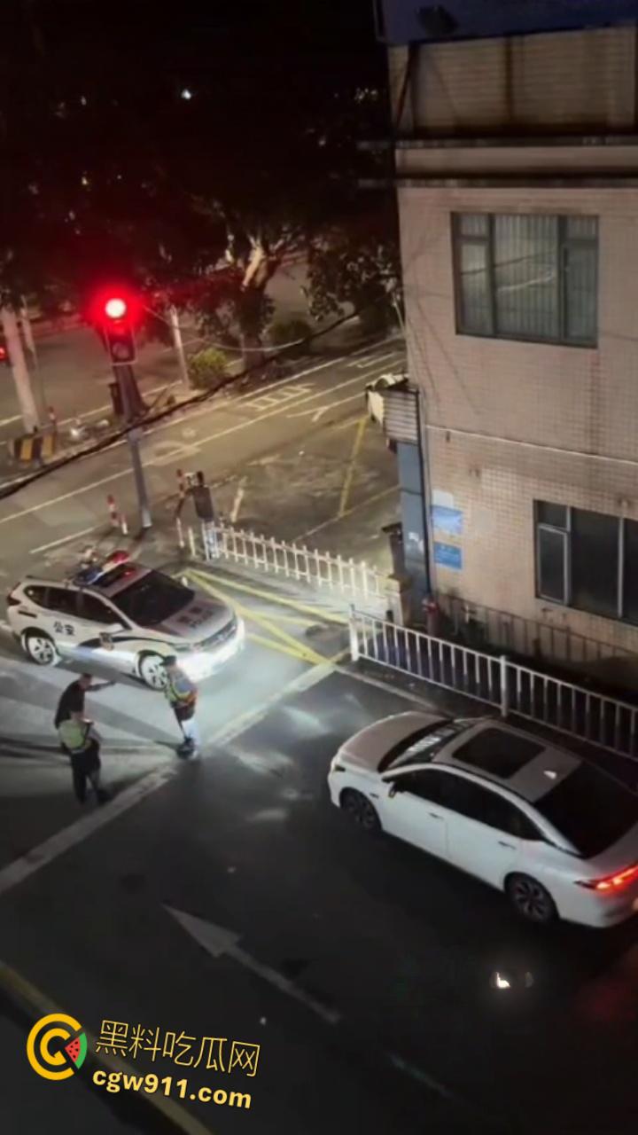 广东河池醉汉酒后失控,成年男子管不住自己酒瘾,深夜街头大打出手大砸车辆,鲜血流淌不仅扰民还伤己 !