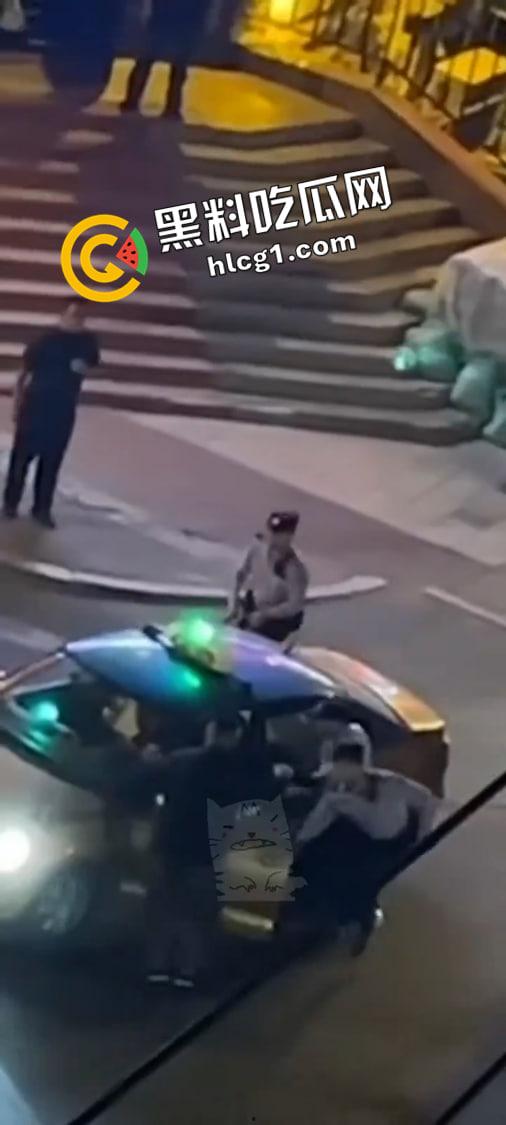 哈尔滨中央大街枪击事件!男子持刀劫人抢车 警察连开五枪未能制服 现场视频流出