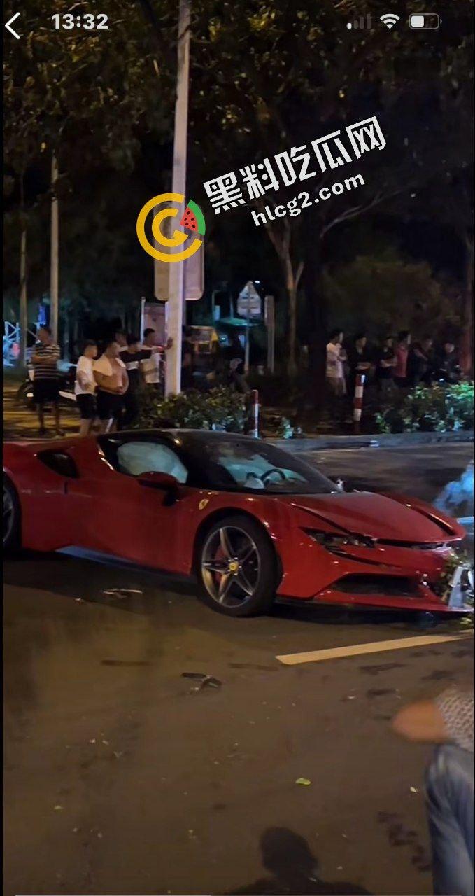 三亚3位小仙女 租法拉利跑车出车祸 后胎撞飞数米 唯一一台法拉利sf90报废