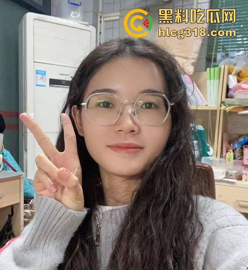 贵州师范大学【刘萩苓】男友调教视频流出!顶级反差尤物,情趣装口交诱惑,胯下抱头猛操樱桃小嘴!