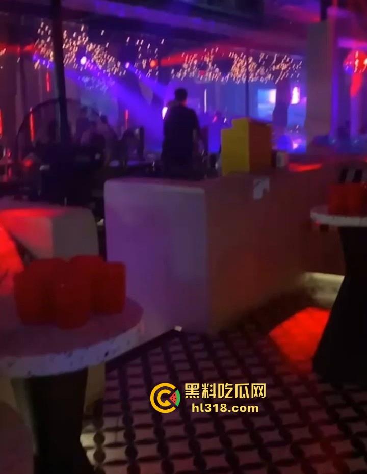 性感御姐酒吧发情,被带去厕所爆操,极品反差小骚货撅着屁股等待怜悯爱抚,被后入狂抠到高潮淫乱无比!