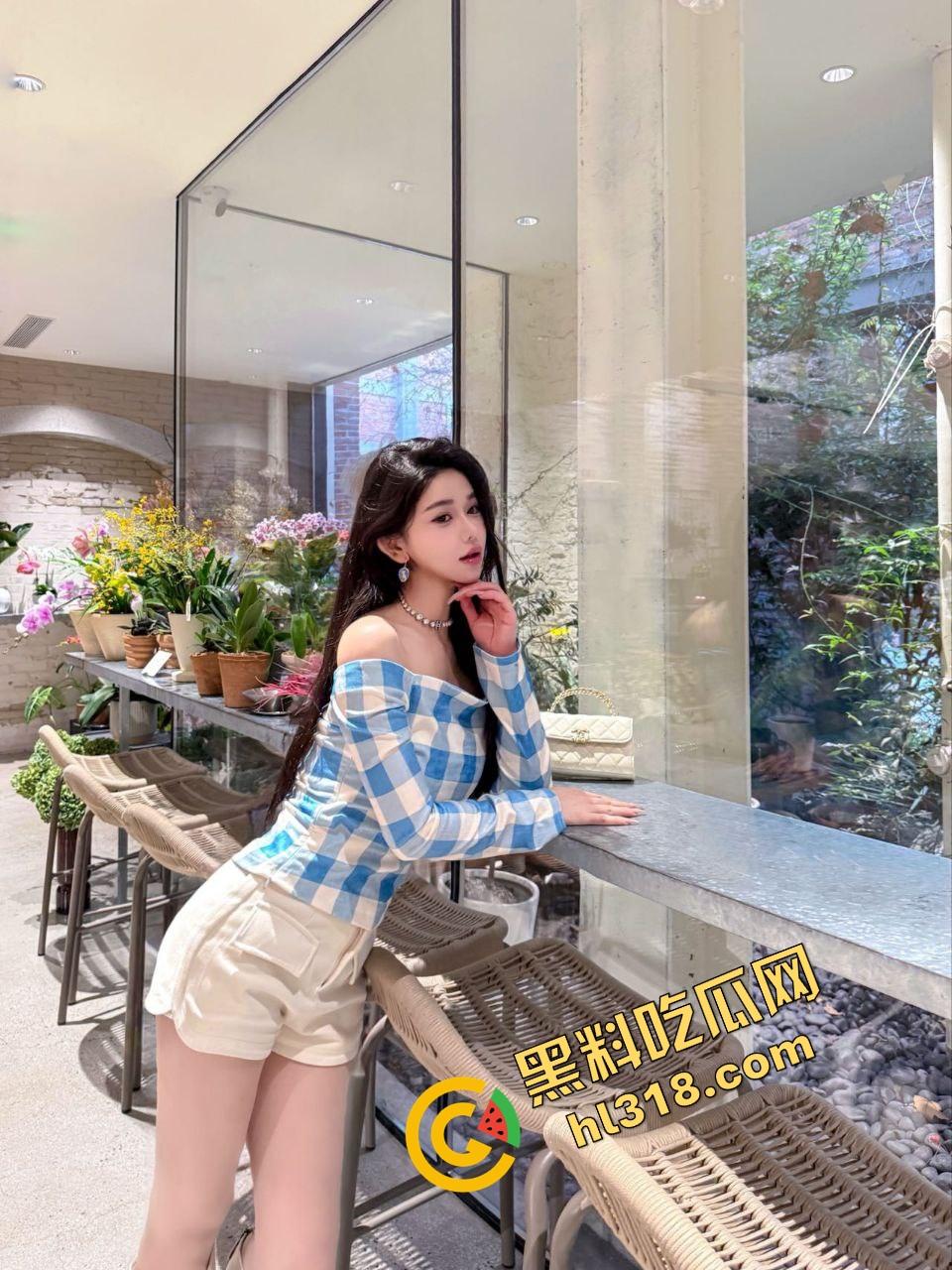 女狗完成主人的街头羞辱任务，薄纱透视装真空出街公园游街，711买零食收银小哥都看懵逼了！