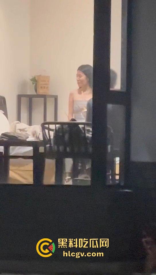 天津现代传媒职业学校马老师带学生写生写进酒店? 还故意不关窗帘,向学生炫耀?不料其他学生拍下发学校网!