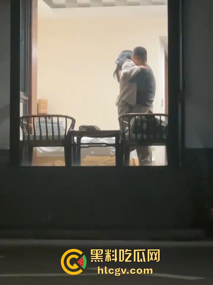 天津现代传媒职业学校马老师带学生写生写进酒店? 还故意不关窗帘,向学生炫耀?不料其他学生拍下发学校网!