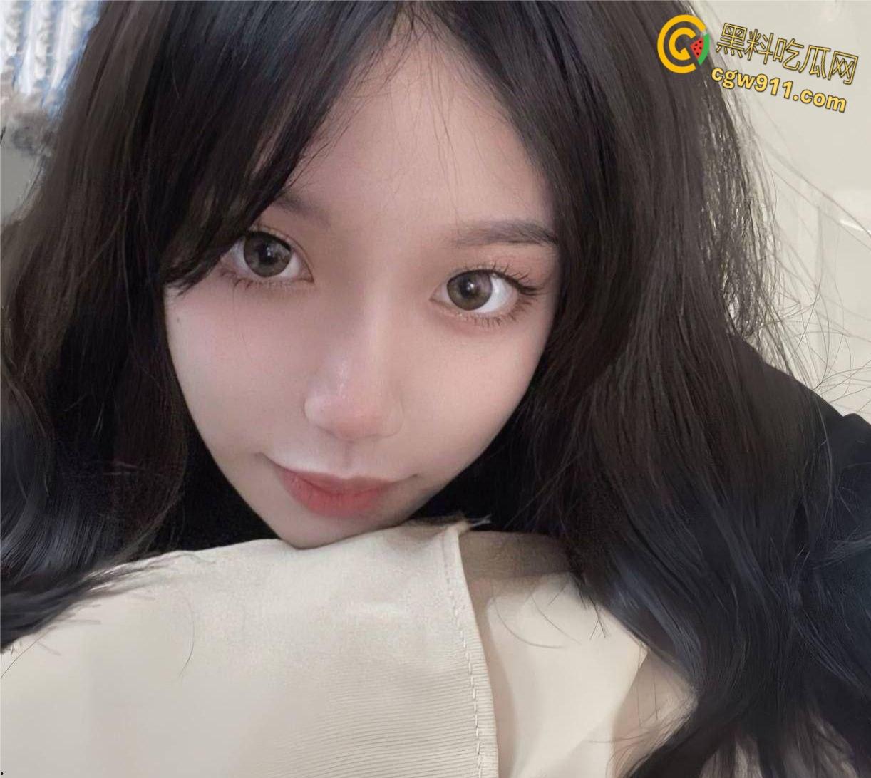 白虎黑丝女友露脸泄密，半透蕾丝勾勒性感翘臀，在床上四肢大开被猛烈爆操， 清纯女友不过也是骚母狗一个！