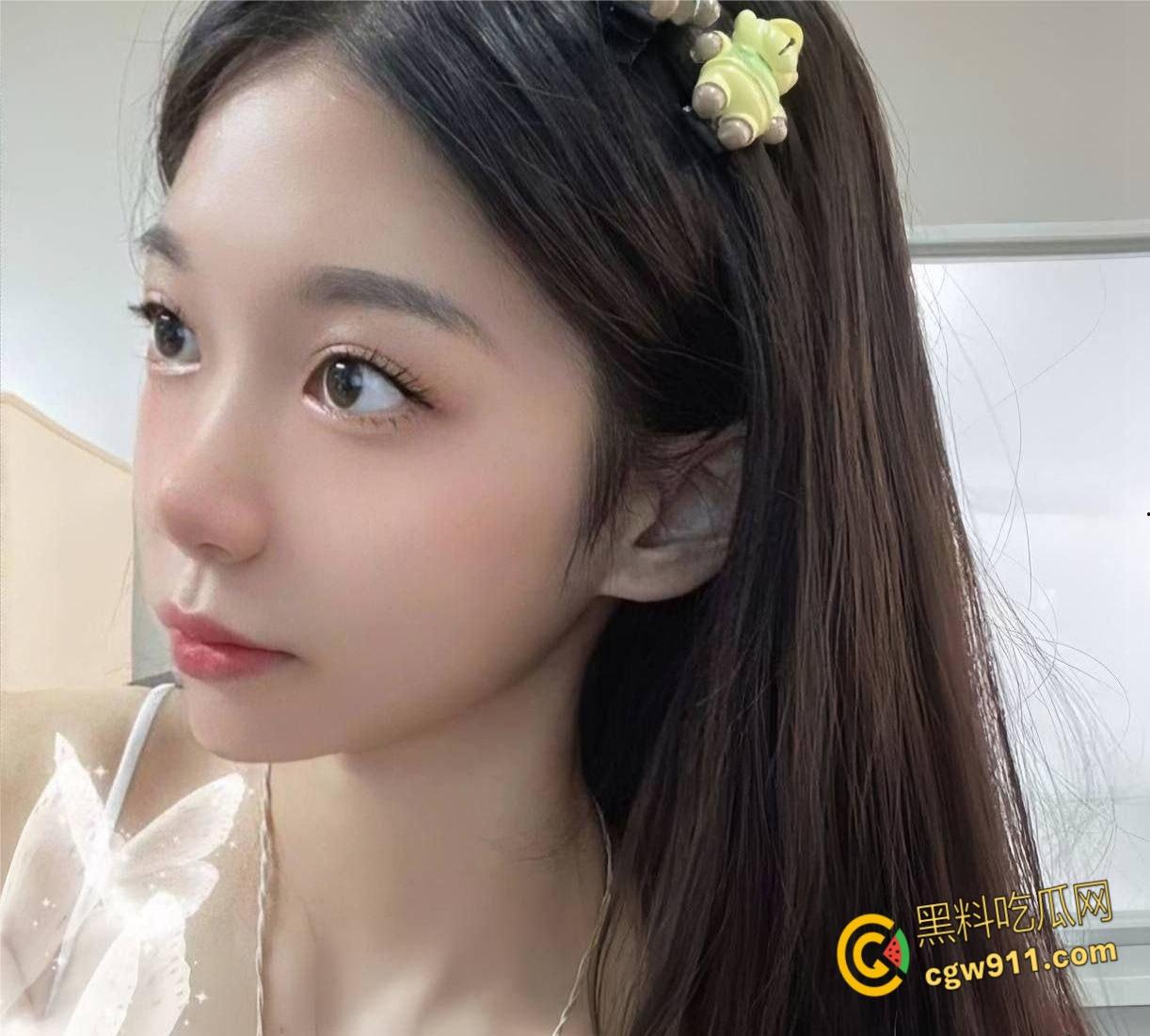 白虎黑丝女友露脸泄密,半透蕾丝勾勒性感翘臀,在床上四肢大开被猛烈爆操, 清纯女友不过也是骚母狗一个!