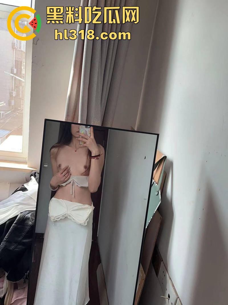 青岛反差母狗【刘子萱】,175cm的极品炮架子,逆天大长腿极致性感,小骚逼被男友操黑后还被曝光