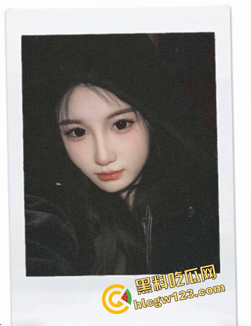 好白菜都让猪拱了！这鸡巴好像退休了，妹子带个眼罩就被干，哥几个知道他是怎么拱上的吗？