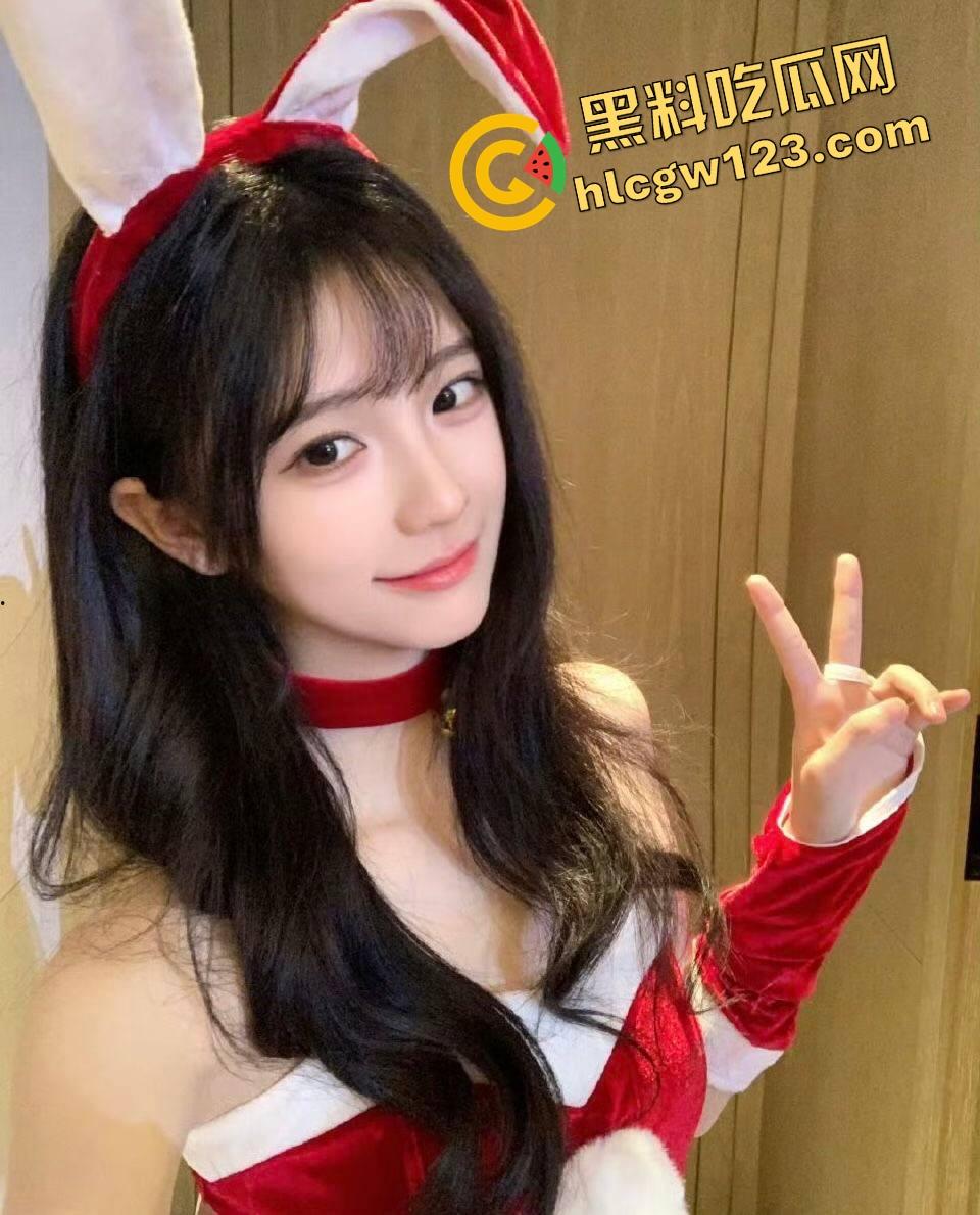 好白菜都让猪拱了!这鸡巴好像退休了,妹子带个眼罩就被干,哥几个知道他是怎么拱上的吗?