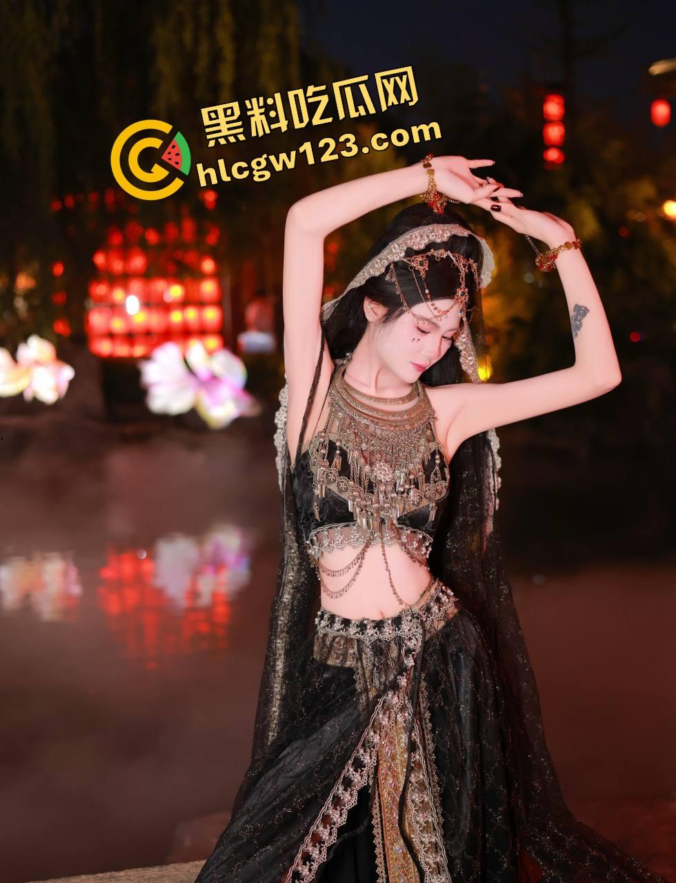 好白菜都让猪拱了!这鸡巴好像退休了,妹子带个眼罩就被干,哥几个知道他是怎么拱上的吗?