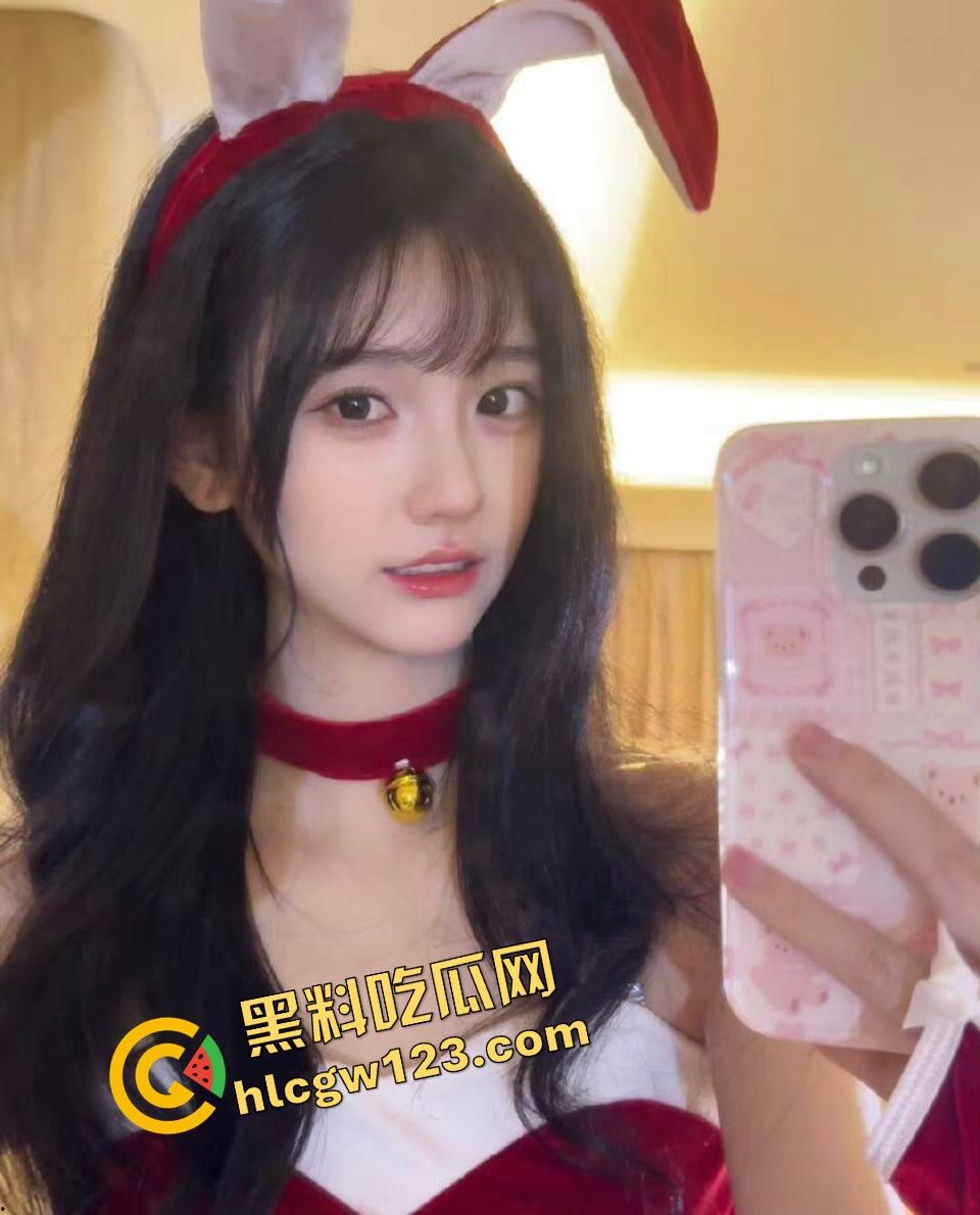 好白菜都让猪拱了!这鸡巴好像退休了,妹子带个眼罩就被干,哥几个知道他是怎么拱上的吗?