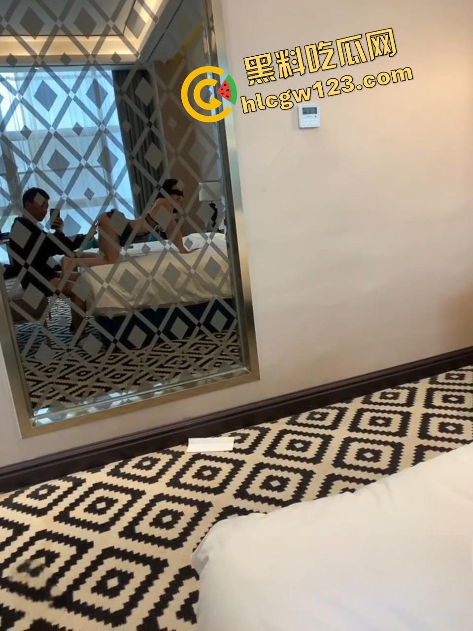 好白菜都让猪拱了!这鸡巴好像退休了,妹子带个眼罩就被干,哥几个知道他是怎么拱上的吗?