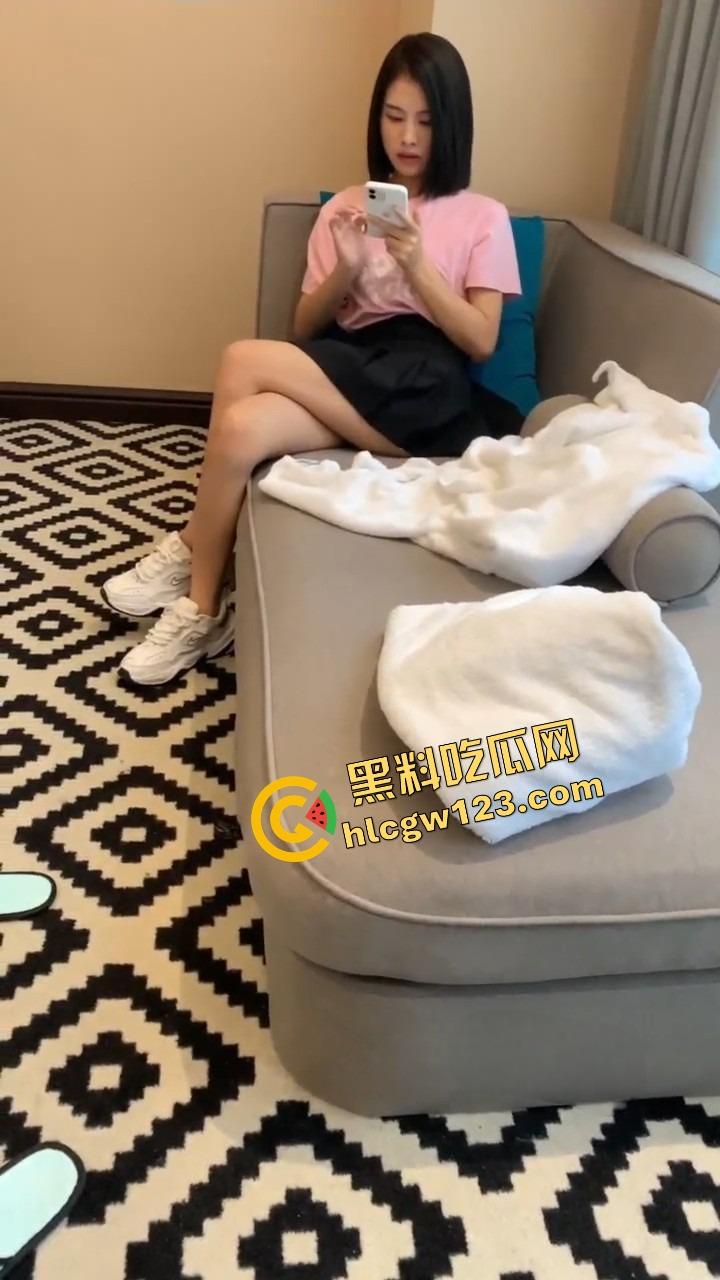 好白菜都让猪拱了!这鸡巴好像退休了,妹子带个眼罩就被干,哥几个知道他是怎么拱上的吗?