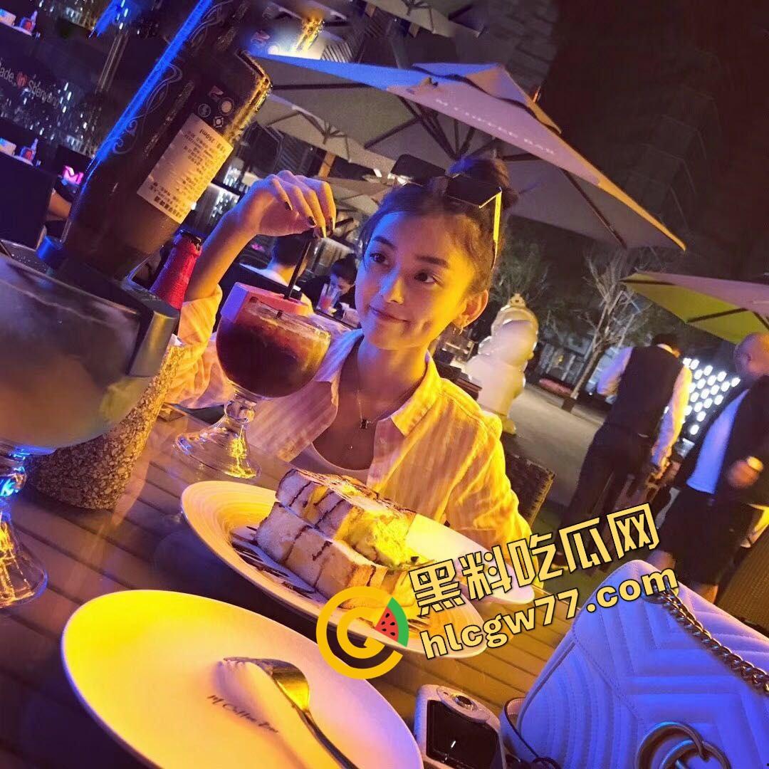 这学姐『沈芹』太TM骚,白天喝拿铁晚上扒着被人操得一滩水,奶头硬得像螺丝钉,后庭都主动送上来!