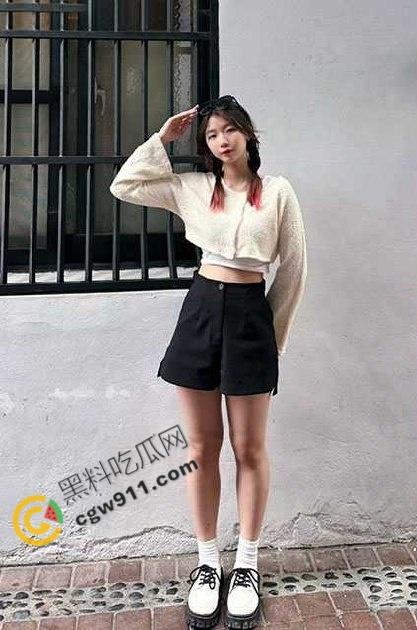 广东师范大学【唐蓉慧】:清纯外表掩盖惊人巨浪,奶大腿长揉奶自慰供金主欣赏,粉嫩骚穴,诱人至深