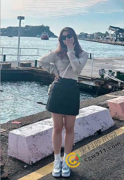 广东师范大学【唐蓉慧】:清纯外表掩盖惊人巨浪,奶大腿长揉奶自慰供金主欣赏,粉嫩骚穴,诱人至深