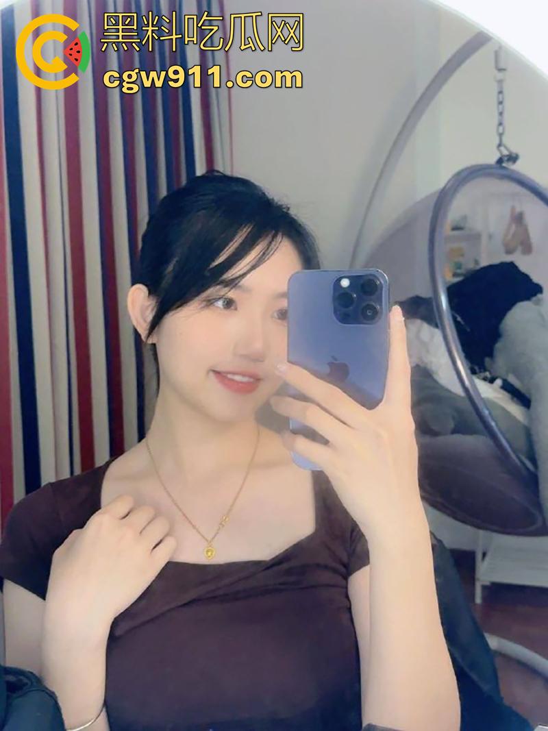 朋友的骚女友【闻玉静】，表面长腿女神，私下性奴母狗，偷偷在朋友手机里，发现骚逼的私拍，这绝对能威胁她一次吧！