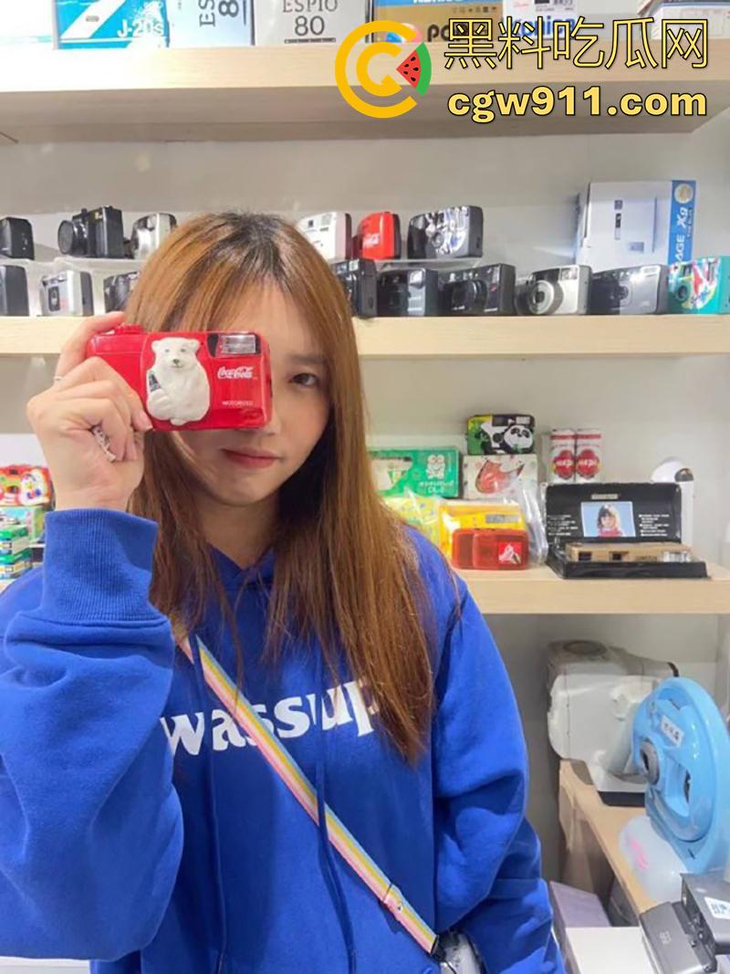 朋友的骚女友【闻玉静】,表面长腿女神,私下性奴母狗,偷偷在朋友手机里,发现骚逼的私拍,这绝对能威胁她一次吧!