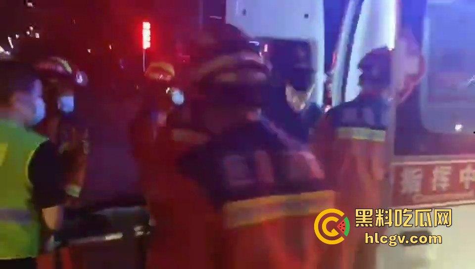 温都凌晨惨烈车祸!摩托车被撞飞,一人卡在水泥搅拌车底,生死救援紧急展开!