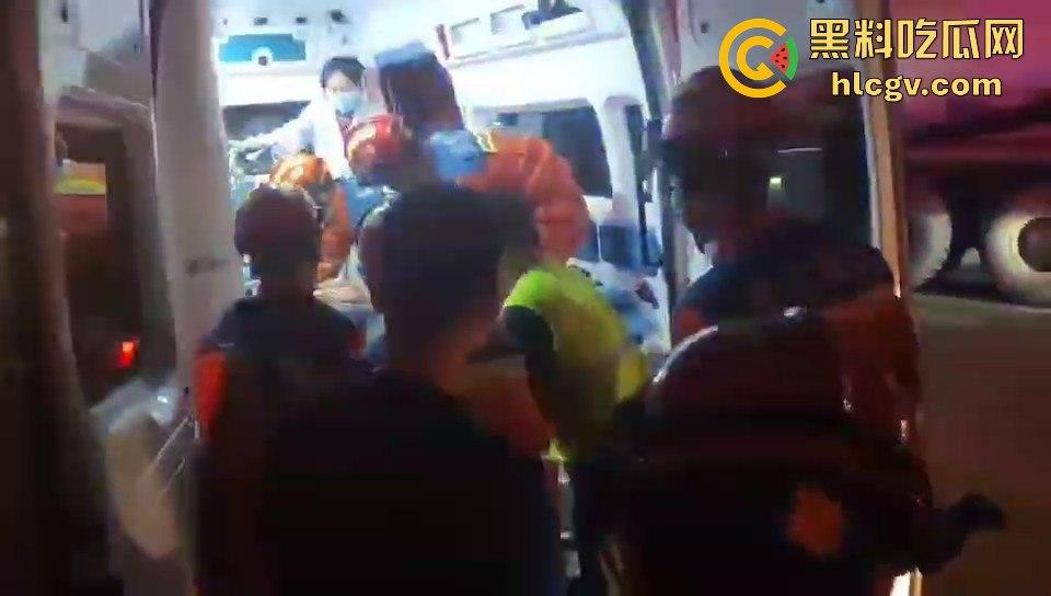 温都凌晨惨烈车祸!摩托车被撞飞,一人卡在水泥搅拌车底,生死救援紧急展开!