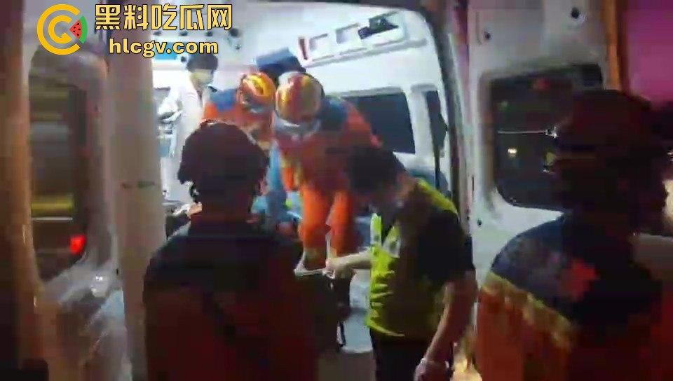 温都凌晨惨烈车祸!摩托车被撞飞,一人卡在水泥搅拌车底,生死救援紧急展开!