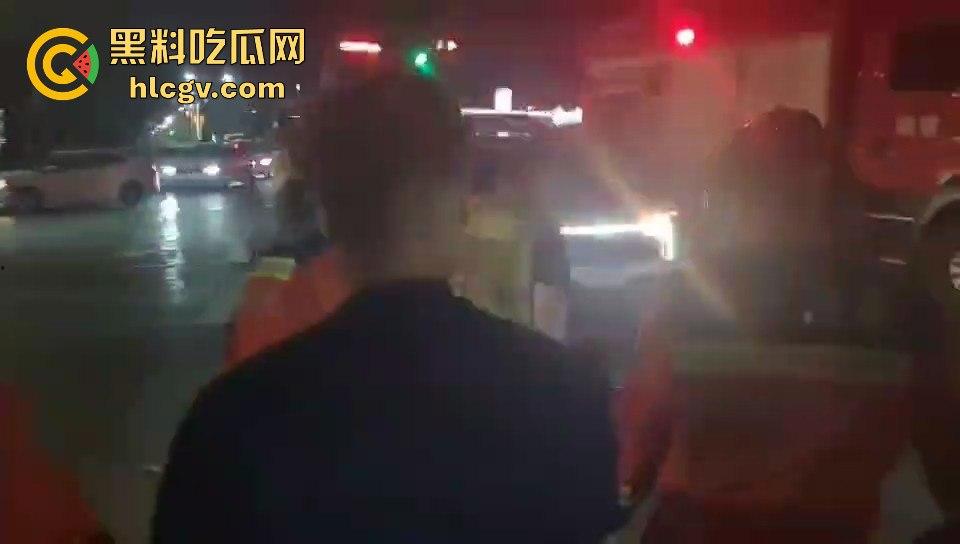 温都凌晨惨烈车祸!摩托车被撞飞,一人卡在水泥搅拌车底,生死救援紧急展开!