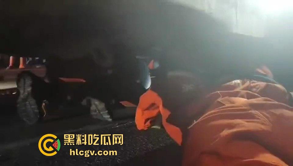 温都凌晨惨烈车祸!摩托车被撞飞,一人卡在水泥搅拌车底,生死救援紧急展开!