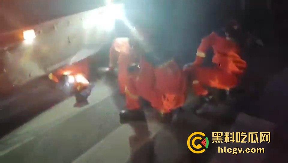 温都凌晨惨烈车祸!摩托车被撞飞,一人卡在水泥搅拌车底,生死救援紧急展开!