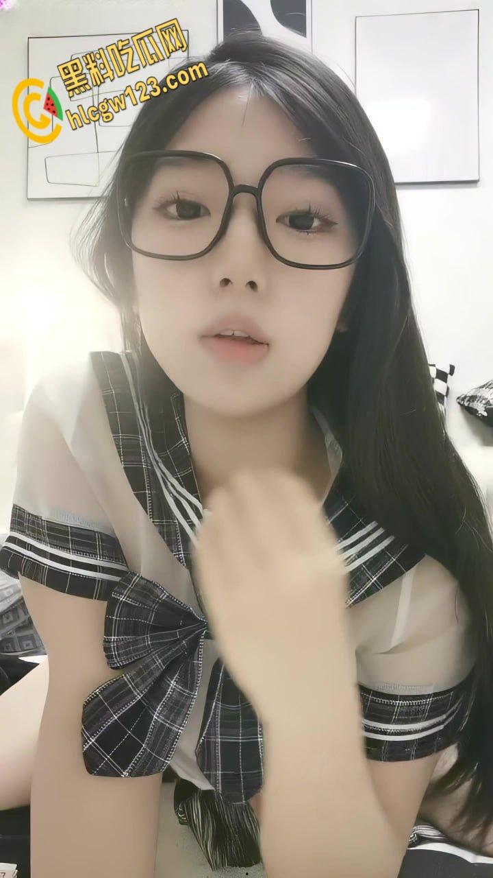 19岁极品尤物眼睛妹,非常清纯吸吮手指骚起来,肉感身材顶级大肥臀!