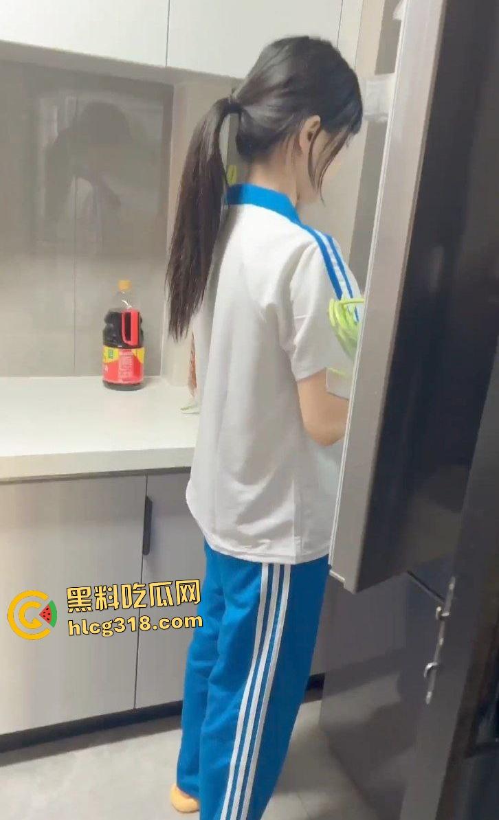 学妹【晚晚】学生妹装嫩舔鸡巴到爆,床上被操就算了,在马桶上拉屎也要口鸡巴,戴眼罩口爆才刺激!