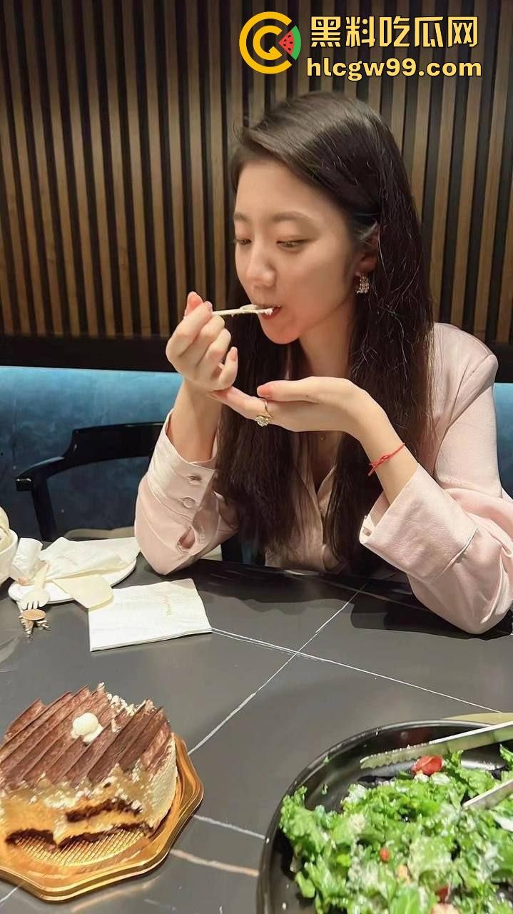 警花『张津瑜』的家宴传奇,现任老公家人认证,瓜圈真神再现江湖,天不生张津瑜,瓜圈万古如长夜!